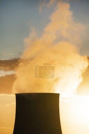 Foto de Puesta de sol en la central eléctrica para la explotación de soplantes boraciferos para la producción de electricidad en Toscana, Italia - Imagen libre de derechos