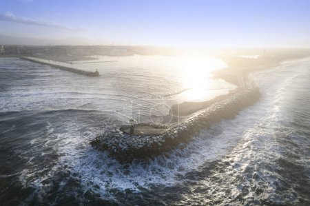 Téléchargez les photos : Documentation de la rive gauche du port de Viareggio photographiée à l'aube - en image libre de droit