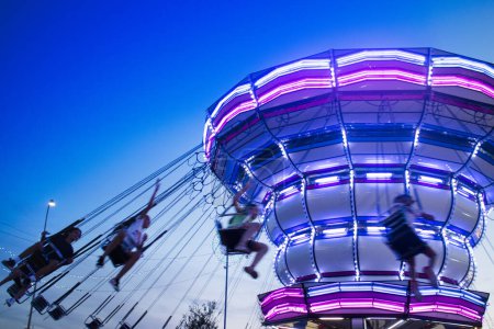 Téléchargez les photos : Documentation photographique d'une attraction Luna Park prise le soir - en image libre de droit