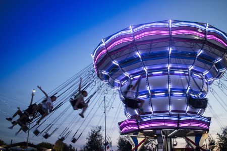 Téléchargez les photos : Documentation photographique d'une attraction Luna Park prise le soir - en image libre de droit