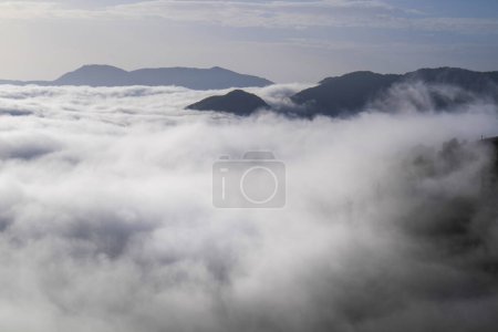 Foto de Documentación fotográfica del momento en que la niebla se levanta en el valle temprano en la mañana - Imagen libre de derechos