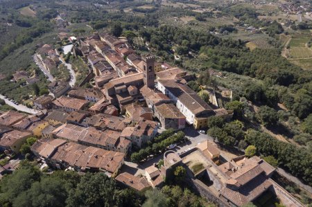Foto de Documentación fotográfica aérea de la ciudad medieval de Montecarlo en la provincia de Lucca, Toscana - Imagen libre de derechos