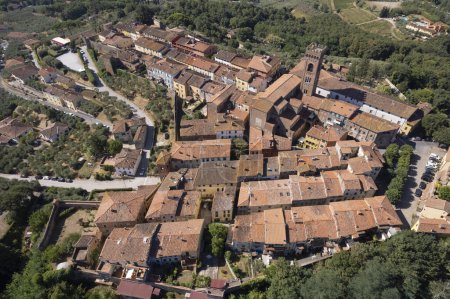 Foto de Documentación fotográfica aérea de la ciudad medieval de Montecarlo en la provincia de Lucca, Toscana - Imagen libre de derechos