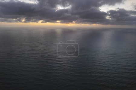 Foto de Documentación fotográfica aérea de una puesta de sol sobre el mar Mediterráneo - Imagen libre de derechos