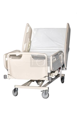Medizinisches Bett 2-teilig elektrisch für einen komfortablen Aufenthalt der Patienten während der Behandlung unter ärztlicher Aufsicht, sowie langfristige Rehabilitation. Isoliert auf weißem Hintergrund.
