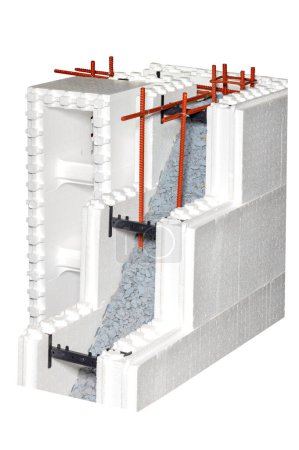 Téléchargez les photos : Un exemple de la construction d'une maison thermique dont les murs sont faits de blocs de mousse de polystyrène remplis de béton lourd et qui sont un coffrage permanent. Isolé sur fond blanc. - en image libre de droit