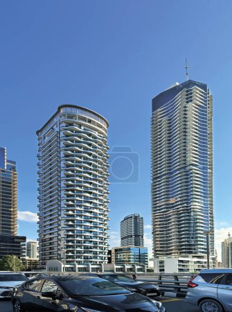 Diversa arquitectura de edificios residenciales de gran altura en Dubai cerca de una autopista en un día soleado.