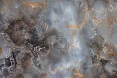 Nebulosas blanquecinas de color azul-gris en un patrón cósmico de color abstracto con tonos marrones, grises, negros y beige.