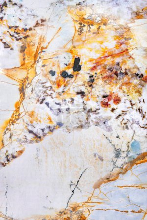 Schöne Textur aus altem Marmor mit braunen Spritzern orangefarbenen Onyx, abstraktes Muster aus altem Stein im Schnitt.