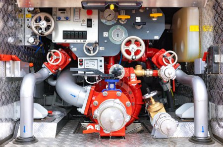Wasserpumpe und Schaumstoffeinheit mit Drucksensoren befinden sich im Laderaum des Feuerwehrfahrzeugs.