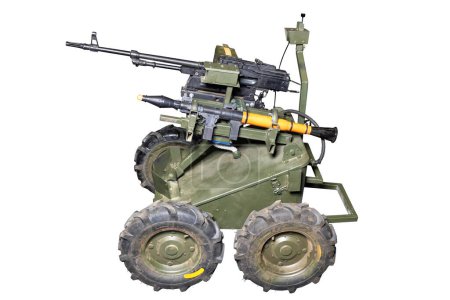 Un vehículo robótico con ruedas de combate militar con una ametralladora de control remoto y un lanzagranadas montado en él. Aislado sobre un fondo blanco.