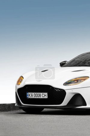 Téléchargez les photos : Kiev, Ukraine - 12 juin 2021 : Supercar anglaise blanche Aston Martin DBS Superleggera sur un fond propre - en image libre de droit
