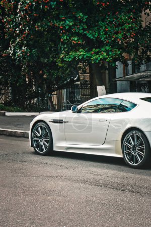 Foto de Kiev, Ucrania - 2 de septiembre de 2017: Aston Martin DBS, superdeportivo blanco británico en la ciudad - Imagen libre de derechos