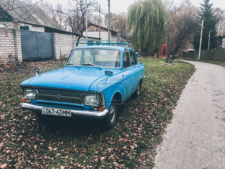 Téléchargez les photos : Tchernihiv, Ukraine - 5 novembre 2022 : Vieille voiture moskvitch garée dans la rue. Moskvitch combi - en image libre de droit
