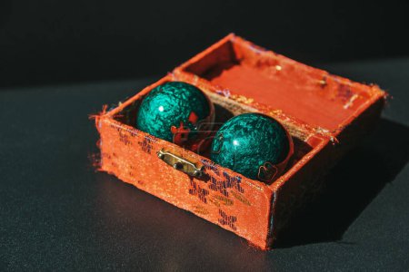 Photo pour Des couilles de Gantan. Balles de massage avec cercueil rouge - image libre de droit