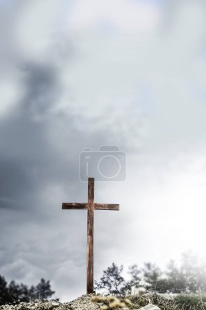 Foto de Cruce en la colina. Cruz en blanco contra el cielo. Verdadera Pascua. Esperanza en Dios - Imagen libre de derechos
