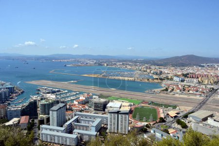 Foto de View towards the Rock of Gibraltar from Mid Harbour small boats marine, 2020 - Imagen libre de derechos