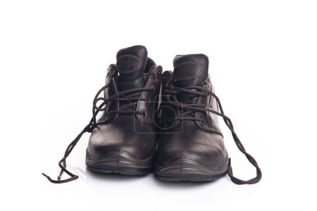 Téléchargez les photos : Paire de bottes de randonnée brunes, isolées sur fond blanc - en image libre de droit