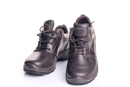 Téléchargez les photos : Paire de bottes de randonnée brunes, isolées sur fond blanc - en image libre de droit