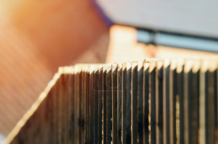 Téléchargez les photos : Gros plan du sommet de la clôture en bois mise en place le long de la limite - en image libre de droit