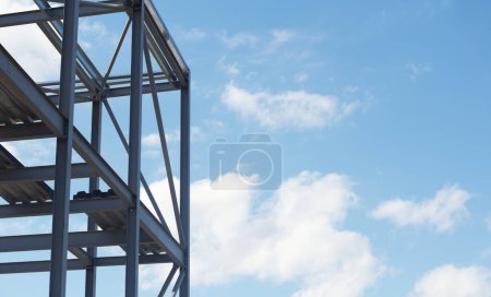 Téléchargez les photos : Bâtiment commercial à ossature d'acier en construction - en image libre de droit