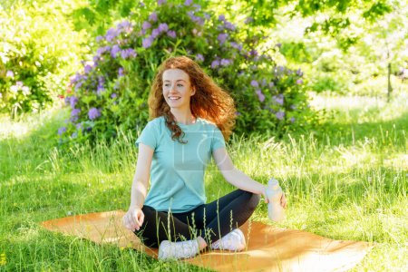 Foto de La persona feliz haciendo yoga y ejercicio en la naturaleza para la salud mental, el bienestar y la aptitud - Imagen libre de derechos