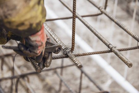 Téléchargez les photos : Travailleur de la construction fixateur en acier travaillant sur le chantier close-up - en image libre de droit