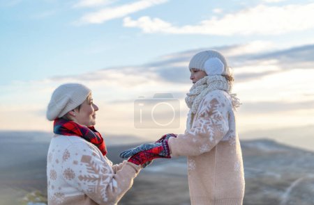 Foto de Madre e hija en suéteres de Navidad en la parte superior de moutains en invierno día de niebla en el distrito de Peak - Imagen libre de derechos
