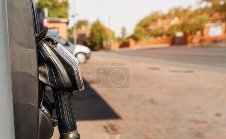 Nahaufnahme von Diesel- und Benzinpistolen an einer Tankstelle. Die Treibstoffkrise geht weiter und die Treibstoffkosten steigen