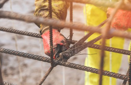 Téléchargez les photos : Travailleur de la construction fixateur en acier travaillant sur le chantier close-up - en image libre de droit