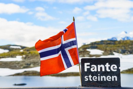 Téléchargez les photos : Paysage montagneux estival en Norvège. Route touristique nationale 55 Sognefjellet et le point culminant de Fantesteinen avec drapeau nordique. - en image libre de droit
