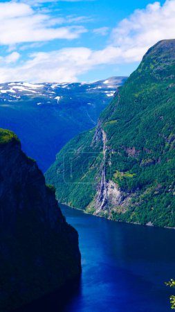 Téléchargez les photos : Paysage du fjord Geirangerfjord, vue depuis le point de vue d'Ornesvingen, Norvège. Destination de voyage - en image libre de droit