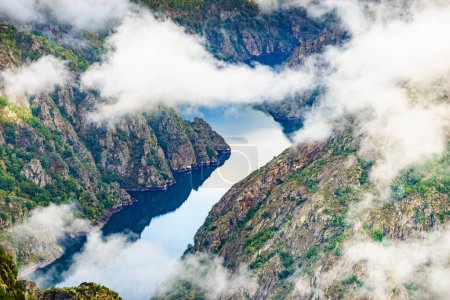 Foto de Nubes matutinas sobre el río Sil Canyon en Parada de Sil en Galicia, España. Vista desde el mirador de Cabezoa. Vista a la montaña. Lugar para visitar. - Imagen libre de derechos
