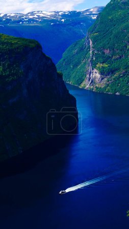 Téléchargez les photos : Fjord Geirangerfjord avec ferry, vue depuis le point de vue d'Ornesvingen, Norvège. Voyage de croisière. - en image libre de droit