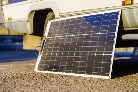 Foto de Panel fotovoltaico solar portátil, batería de carga en el coche autocaravana rv - Imagen libre de derechos