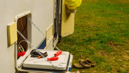 Téléchargez les photos : Outils pour réparer caravane camping-car. - en image libre de droit