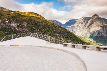 Punto de vista Utsikten en Gaularfjellet. Atracción turística. Ruta panorámica en Noruega.