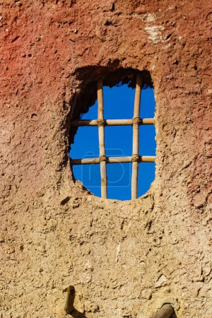 Altes Lehmhaus-Detail, Gitter im Fenster. Drehort El Chorrillo, Sierra Alhamilla in Andalusien Spanien.