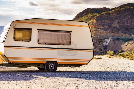 caravane camping caravane dans la nature de montagne. Voyager, vacances en mobil-home.