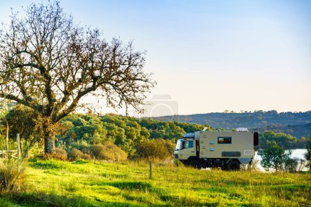 Camping-car hors route 4x4, camping-car de camping-car sur la nature. Voyage avec camion camping-car.
