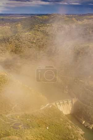 Paisaje de montaña y río Duero con presa española Saucelle. Frontera entre Portugal y España. Parque Nacional. Vista desde el mirador portugués Penedo Durao.
