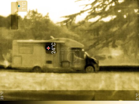 Téléchargez les photos : Image thermique ir photo de camping-car, véhicule caravane. - en image libre de droit
