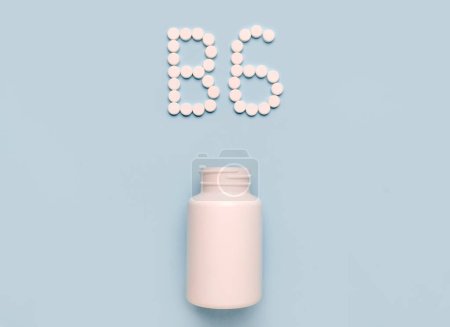 Vitamina B6, piridoxina, icono de tabletas y frasco de drogas sobre fondo azul. Recolección de vitaminas y minerales 