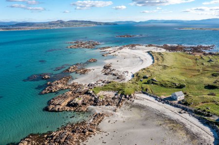 Téléchargez les photos : Vue aérienne de la plage de Cloughcorr sur l'île d'Arranmore dans le comté de Donegal, en République d'Irlande. - en image libre de droit