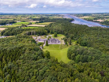 Téléchargez les photos : Vue Aérienne Du Château De Belleek à Ballina, Comté De Mayo - République D'irlande. - en image libre de droit