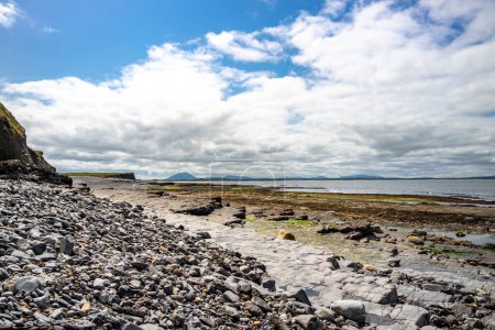 Téléchargez les photos : Storm beach by Carrowhubbuck North Carrownedin près d'Inishcrone, Enniscrone dans le comté de Sligo, Irlande - en image libre de droit