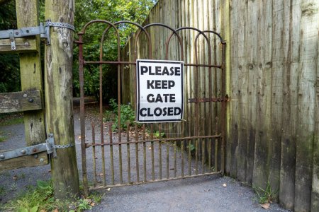 Téléchargez les photos : S'il vous plaît garder les portes fermées Sign at iron gate in Ireland. - en image libre de droit