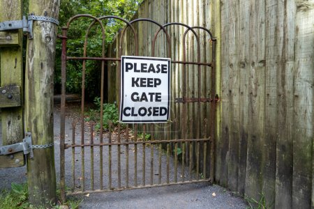 Téléchargez les photos : S'il vous plaît garder les portes fermées Sign at iron gate in Ireland. - en image libre de droit