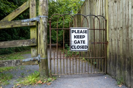 Foto de Por favor, mantenga las puertas cerradas Firme en puerta de hierro en Irlanda. - Imagen libre de derechos