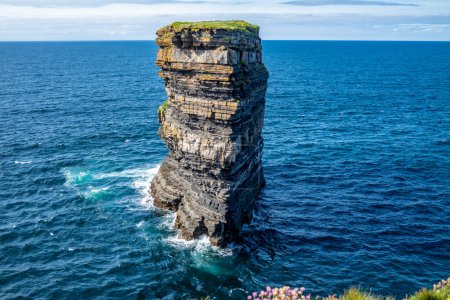Téléchargez les photos : The Dun Briste Sea Stack sur les falaises de Downpatrick Head dans le comté de Mayo - Irlande. - en image libre de droit